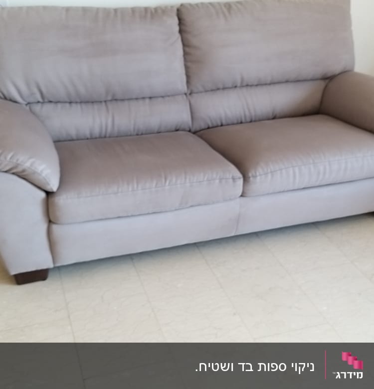 ספה אפורה על רצפת אריחים בהירה